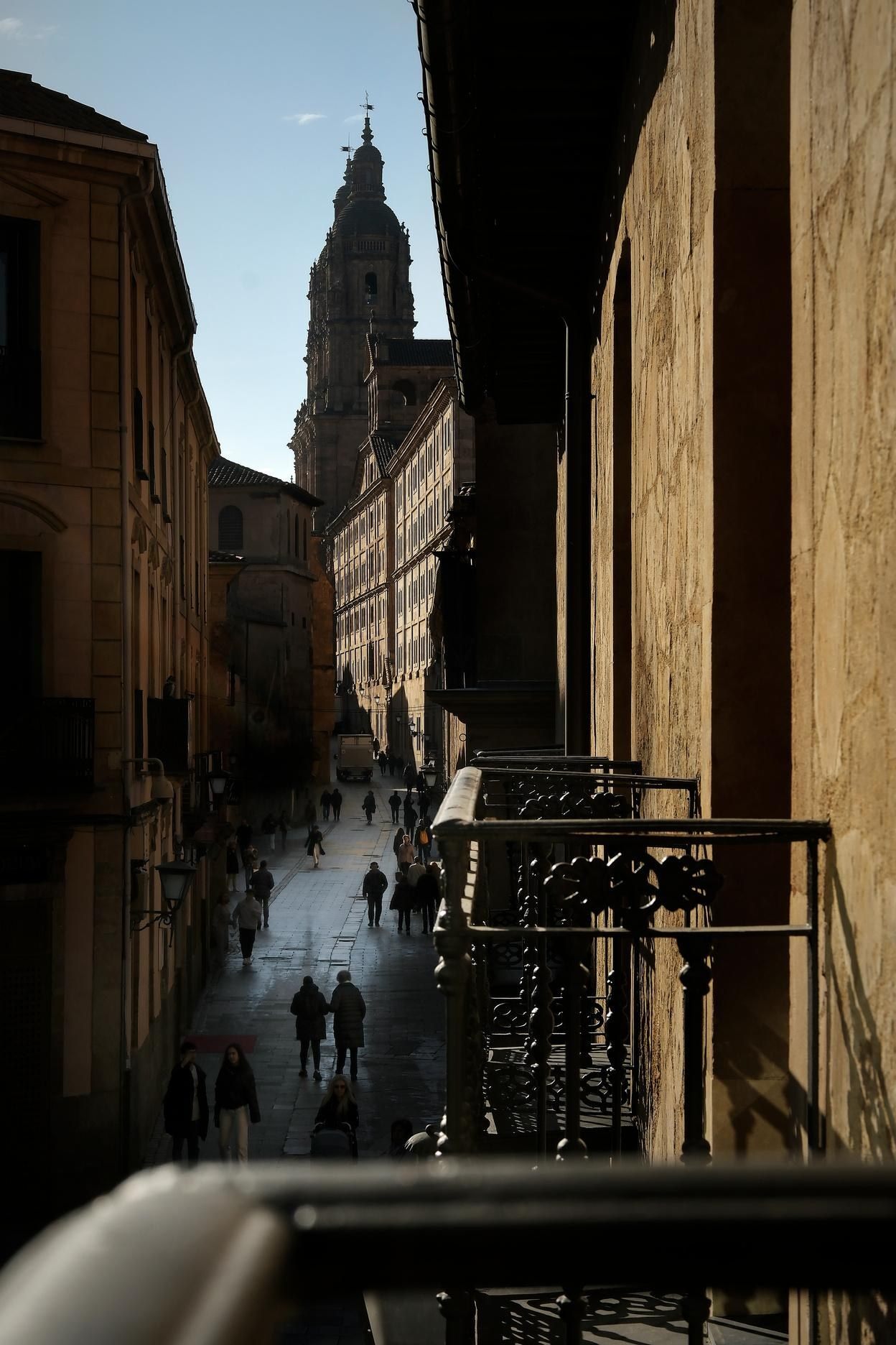 Calle medieval de Salamanca al atardecer