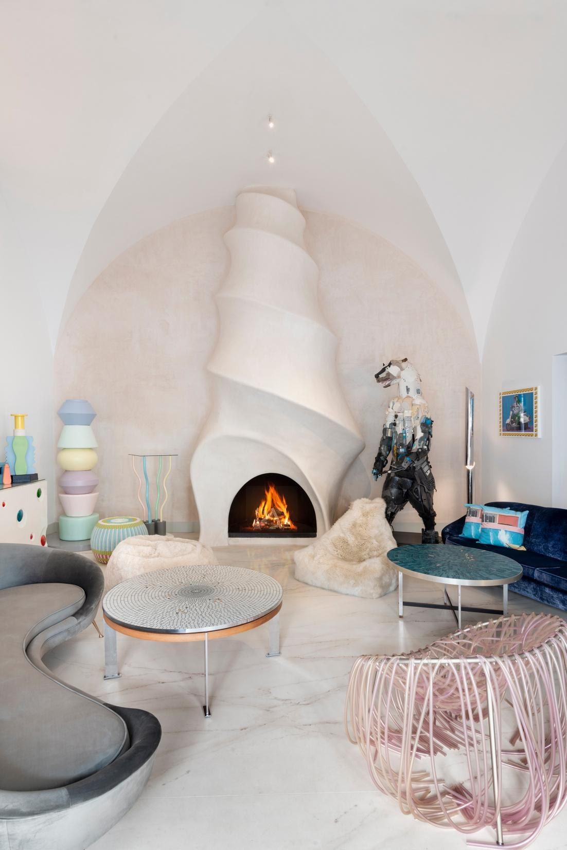 Salón abovedado con chimenea escultórica y mobiliario de diseño