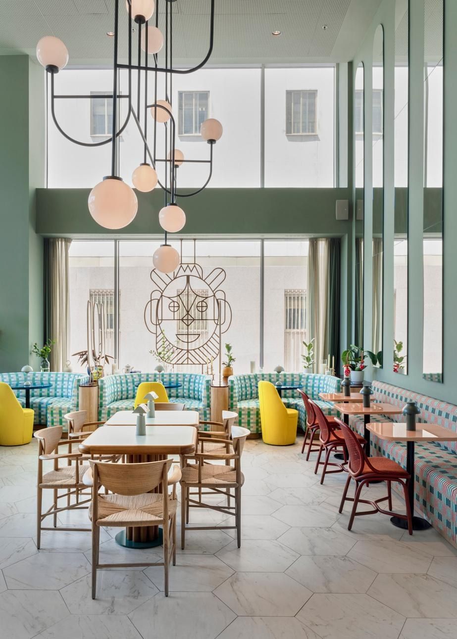 Detalle de mesa y experiencia gastron&oacute;mica en La Santa Mar&iacute;a Madrid